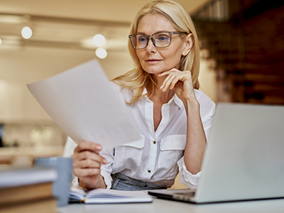 woman-working-at-laptop-professional-women's-luxury-retreat-in-southern-calfiornia